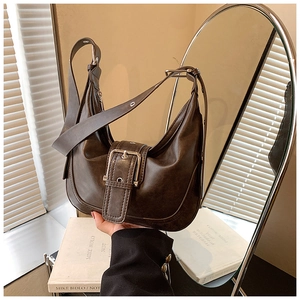 Nahaufnahme der braunen Vintage-Leder-Achseltasche mit großer silberner Metallschnalle