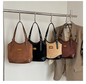 Vier elegante Shopper aus mattem Wildleder in Braun Schwarz Beige und Kaffee-Tönen