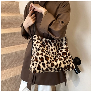 Détail d'un sac cabas en fausse fourrure léopard avec texture peluche et boucle métal
