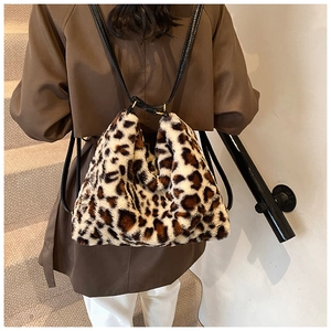 Détail du sac à bandoulière en peluche léopard avec sangle noire et anneaux dorés