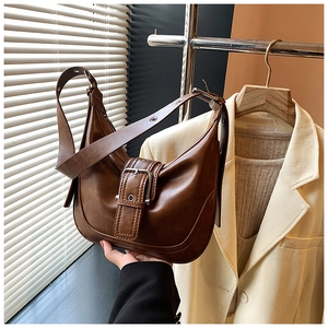 Detailansicht der dunkelbraunen Retro-Hobo-Schultertasche aus Leder mit Metallschnalle
