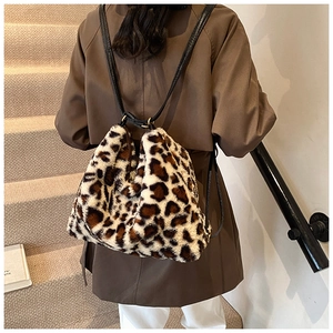 Détail du sac à dos pelucheux imprimé léopard avec fines bretelles en cuir
