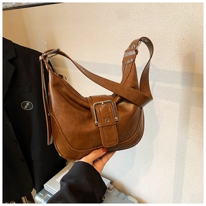 Detailansicht der braunen Vintage-Mondtasche mit mattem Finish und silberner Metallschnalle