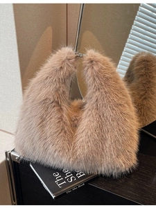 Hobo-Tasche aus Kunstpelz in Dunkelbeige mit Metallverschluss und flauschiger Textur
