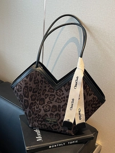 Borsa tote leopardata con taglio a V e finiture in pelle nera per moda femminile