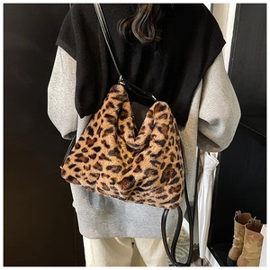 Vue détaillée du sac bandoulière en fausse fourrure léopard porté par un mannequin