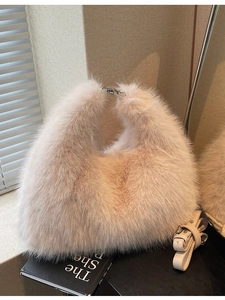 Chic beige Kunstpelz-Schultertasche mit Lederband und Metallverschluss für den Winter