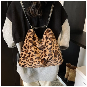 Sac fourre-tout en fausse fourrure léopard porté à l'épaule pour voir la taille réelle