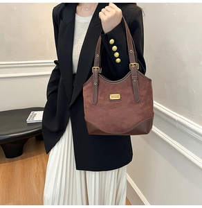 Braune Shopper-Tasche aus Mattleder mit goldener Metallplatte für den Büro-Alltag