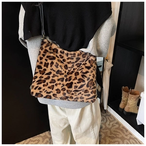 Gros plan sur le sac cabas en fausse fourrure léopard montrant la texture douce et pelucheuse