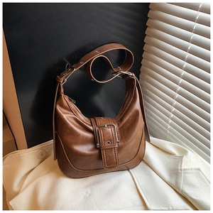Detailansicht der braunen Vintage-Tasche mit silberner Metallschnalle und breitem Gurt