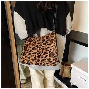 Vue détaillée de la texture douce en fausse fourrure léopard sur un sac à bandoulière d'automne