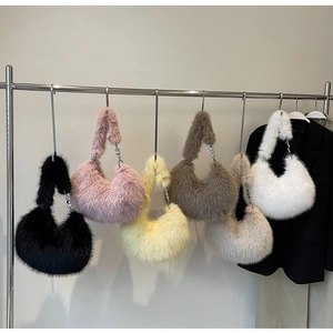 Détail de sacs hobo en peluche de six couleurs avec ornements de chaîne argentée