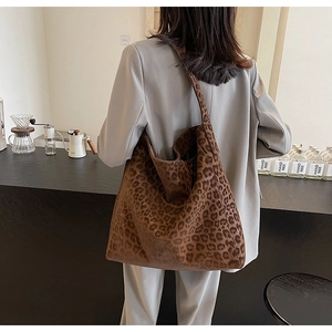 Detail of large leopard print tote bag in premium suede texture for daily shoulder wear