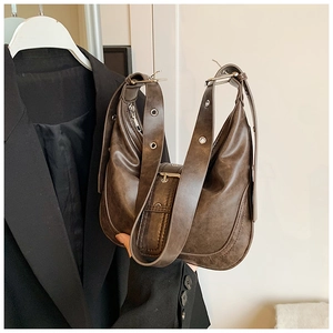 Detail der braunen Vintage-Hobo-Tasche mit Ösenriemen und silberner Metallschnalle