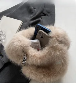 Vue détaillée de l'intérieur spacieux d'un sac à main bandoulière beige en fausse fourrure