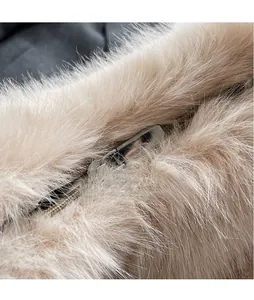 Détail de texture en fourrure beige clair avec tête de fermeture éclair en métal poli