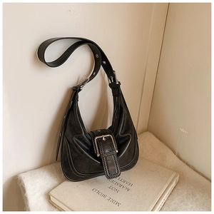 Detailaufnahme der schwarzen Retro-Hobo-Tasche mit Silberschnalle und matter Lederstruktur