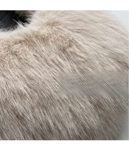 Vue macro détaillée de la texture douce en fourrure synthétique beige du sac à main