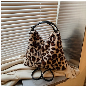 Détail du sac hobo en fausse fourrure léopard avec poignée et bandoulière en cuir noir