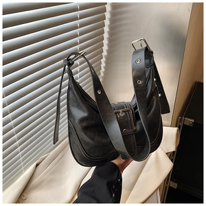 Nahaufnahme der schwarzen Vintage-Hobo-Bag mit silbernen Ösen und Kontrastnähten