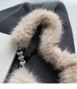 Vue détaillée de la poignée en peluche avec pendentifs cœur argentés et texture douce
