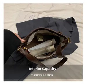 Vue de dessus de l'intérieur du sac seau marron matelassé montrant la grande capacité