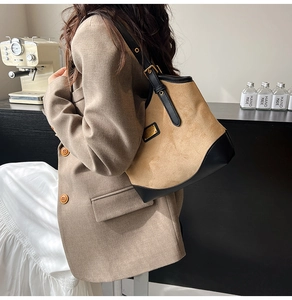 Detailansicht der Vintage-Beuteltasche mit verstellbarer Metallschnalle und Schultergurt