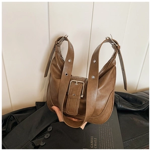 Detail der braunen Vintage-Hobo-Tasche mit Schnalle und Ösen-Schultergurt