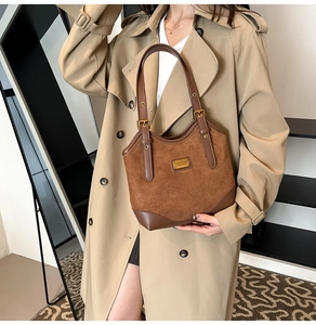 Detail der Vintage-Tote aus mattem Wildleder und Leder mit verstellbaren Griffen