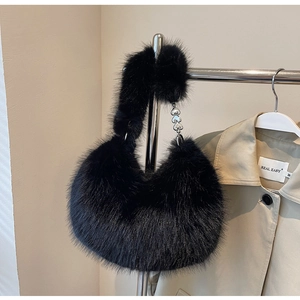 Détail du sac bandoulière noir en fausse fourrure avec boucle coeur en métal argenté