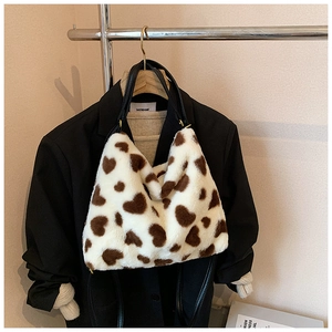 Détail d'un sac à bandoulière en fausse fourrure avec motifs de cœurs marrons
