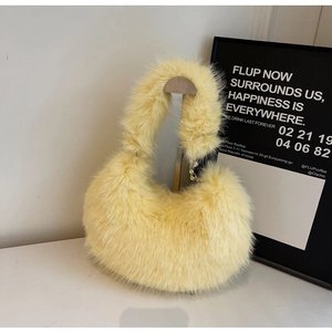 Détail d'un sac à main en fausse fourrure jaune avec anneaux métalliques argentés