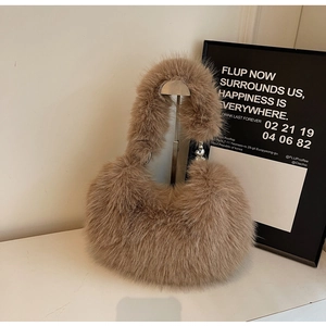 Gros plan du sac hobo en fausse fourrure kaki avec une texture pelucheuse douce