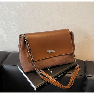 Detail der Vintage-Schultertasche in Braun mit Leder- und Wildledermix-Texturen