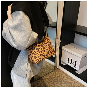 Details zur Leopard-Umhängetasche zeigen Größe und Textur an der Schulter im Lifestyle-Look