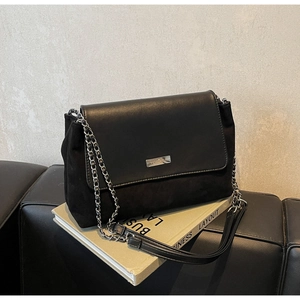 Detailansicht der schwarzen Vintage-Tasche mit Wildleder-Patchwork und Kettenträger