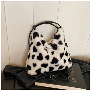 Détails du sac en fausse fourrure à taches de cœur noires avec boucles métalliques