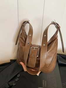 Braune Vintage-Halbmondtasche mit großer Metallschnalle und breitem Schultergurt