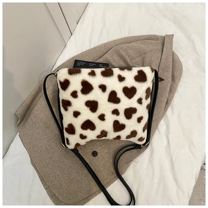 Détail du sac en peluche à motif cœur avec fourrure synthétique et bandoulière