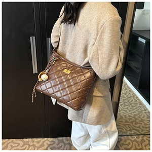 Sac seau hobo marron matelassé avec fermoir doré et breloque de baseball créative