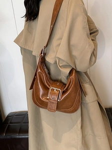 Retro braune halbmondförmige Schultertasche aus Kunstleder mit großer Schnalle