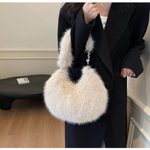 Gros plan du sac en fausse fourrure pelucheuse avec charms décoratifs en forme de cœur