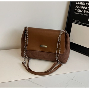 Details der Vintage-Umhängetasche mit Kontrast aus braunem Leder und Wildleder