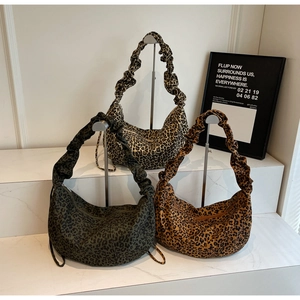 Vue détaillée des sacs léopard avec bandoulières plissées en accordéon et design tendance