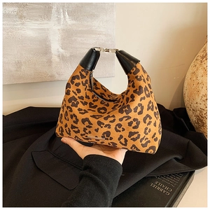 Nahaufnahme der Leopardenmuster-Tasche auf Blazer mit elegantem Metallverschluss
