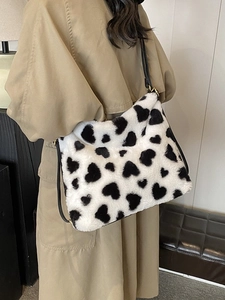 Sac à bandoulière en fausse fourrure pelucheuse avec motifs cœurs noirs sur fond blanc d'hiver
