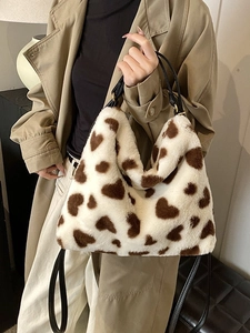 Sac fourre-tout chic en fausse fourrure à motif cœur avec anses en cuir noir
