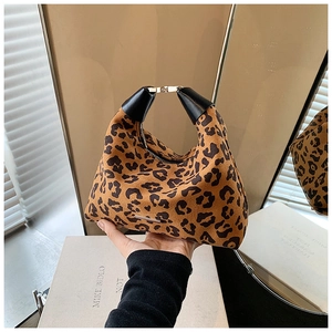 Detail der Handtasche mit Leopardenmuster, Halbmond-Design und Metall-Schnallenverschluss