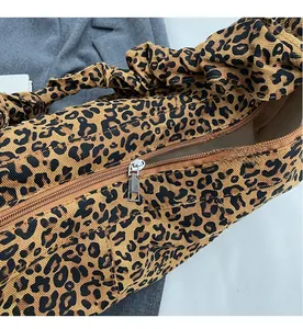 Gros plan sur la fermeture éclair lisse et la texture léopard du sac en toile